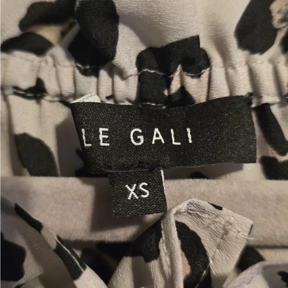 Elegant Black and White Leopard Blouse with Lace Trim - Picture 7 of 15